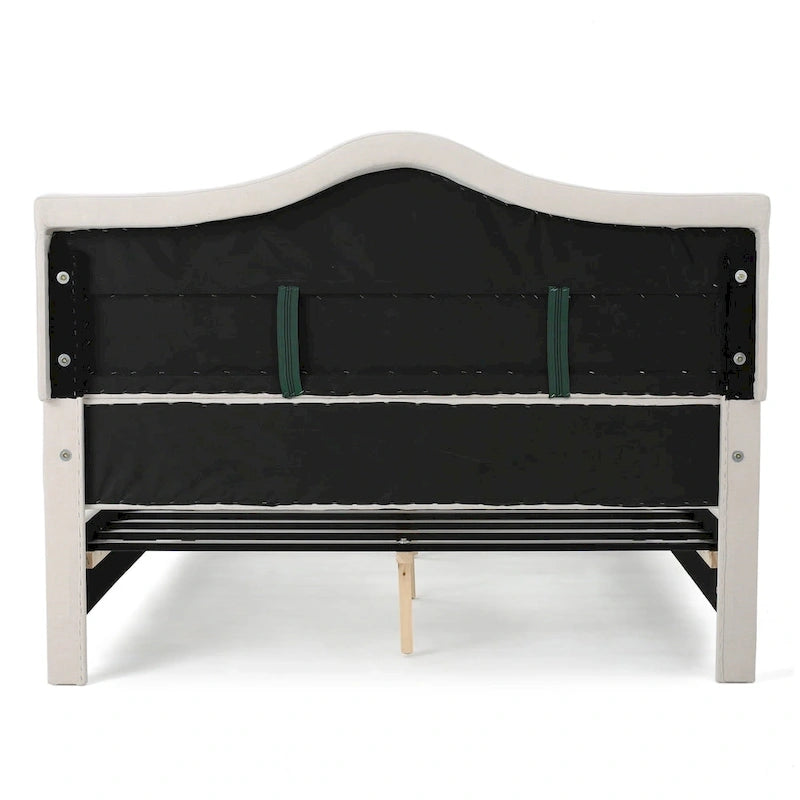 Cama Queen Ivory, cabecero y pie de cama arqueados con botones, detalles de remaches, capacidad para 2 personas