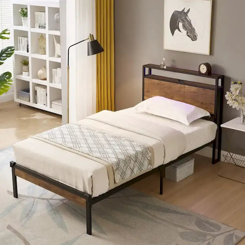 Cama de plataforma de metal negro y marrón con cabecero y piecero de madera, tamaño matrimonial, para 1 persona