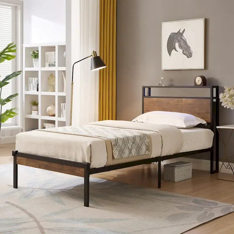 Cama de plataforma de metal negro y marrón con cabecero y piecero de madera, tamaño matrimonial, para 1 persona