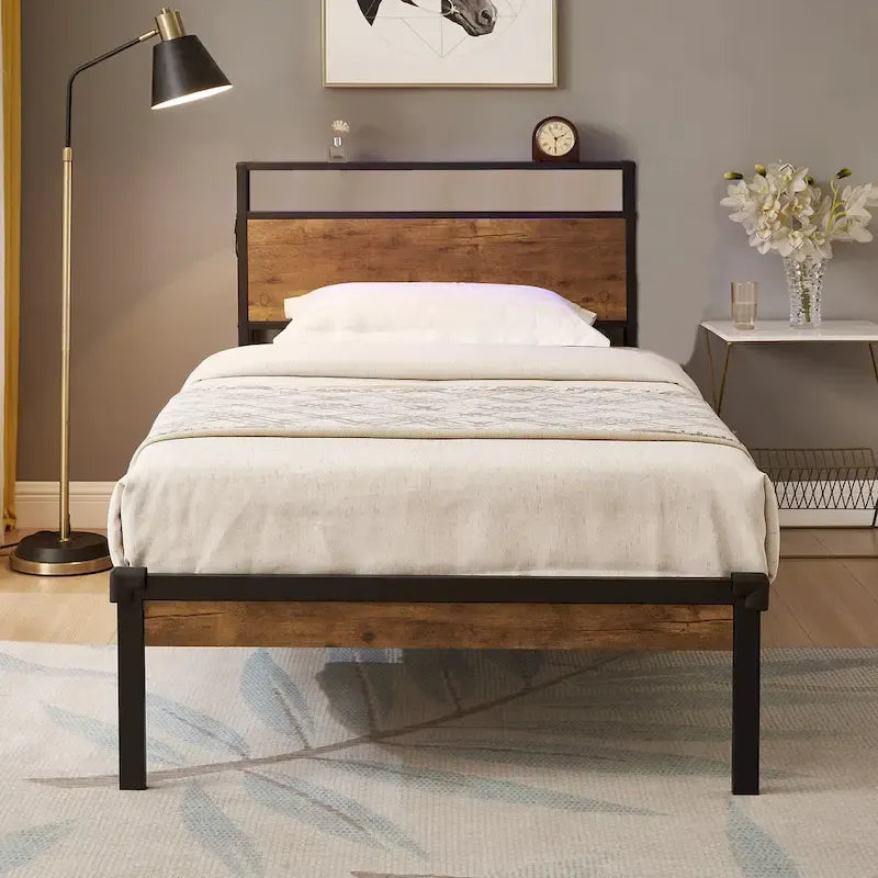 Cama de plataforma de metal negro y marrón con cabecero y piecero de madera, tamaño matrimonial, para 1 persona